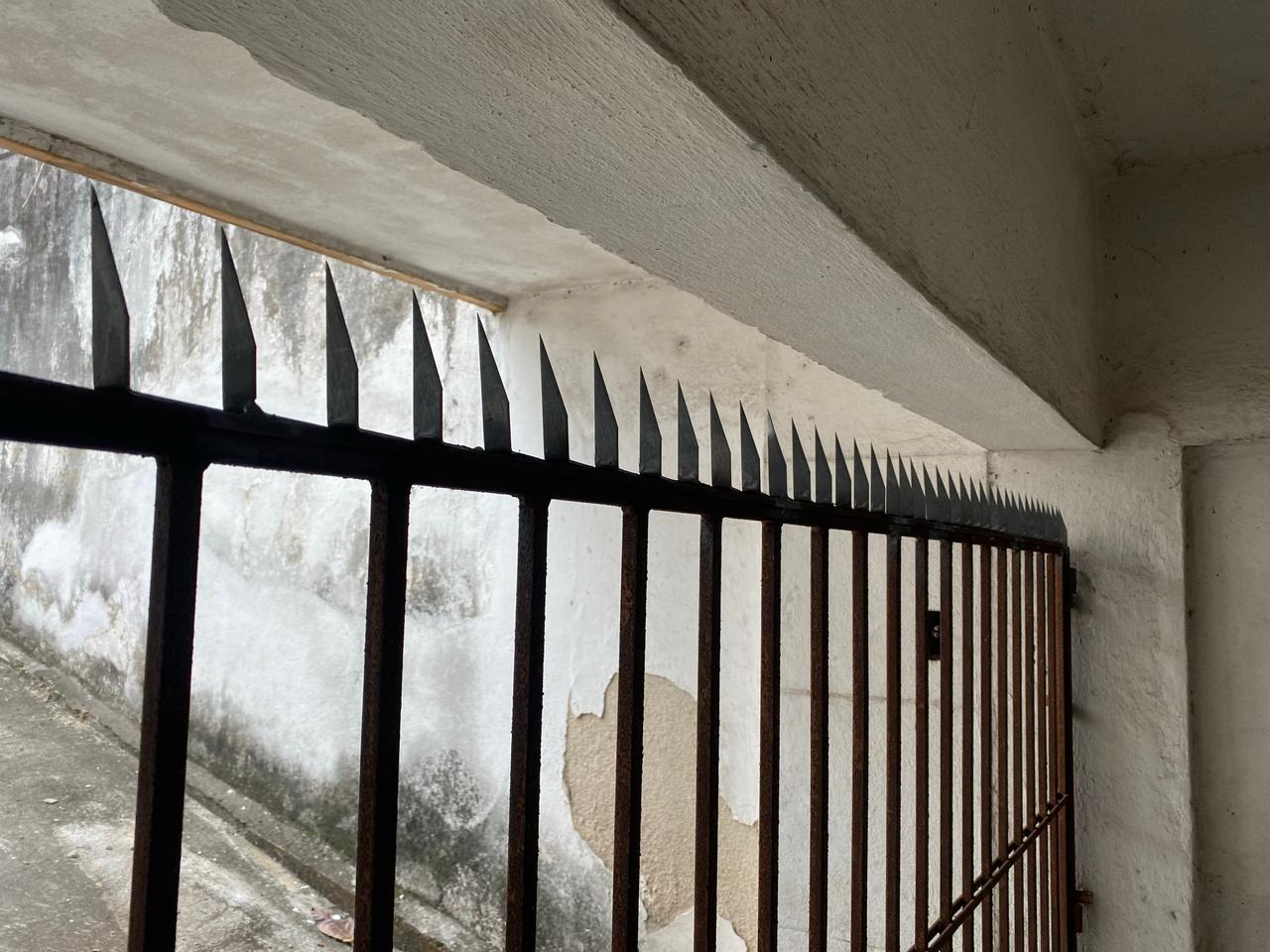 Instalação de Wall spikes realizada pela Laminas
